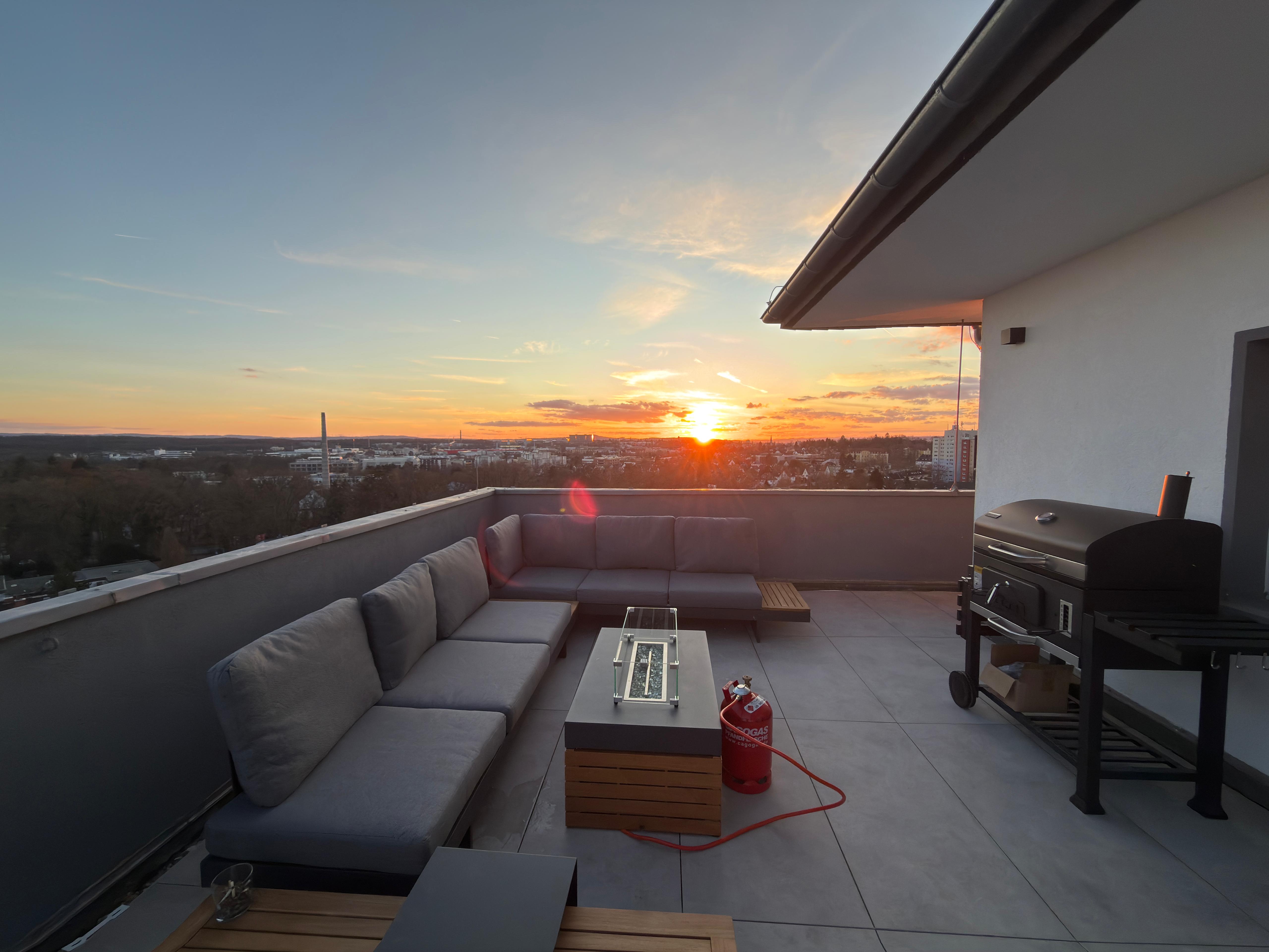 Dachterrasse mit moderner Sitzecke, Feuerschale und Großformat-Fliesen