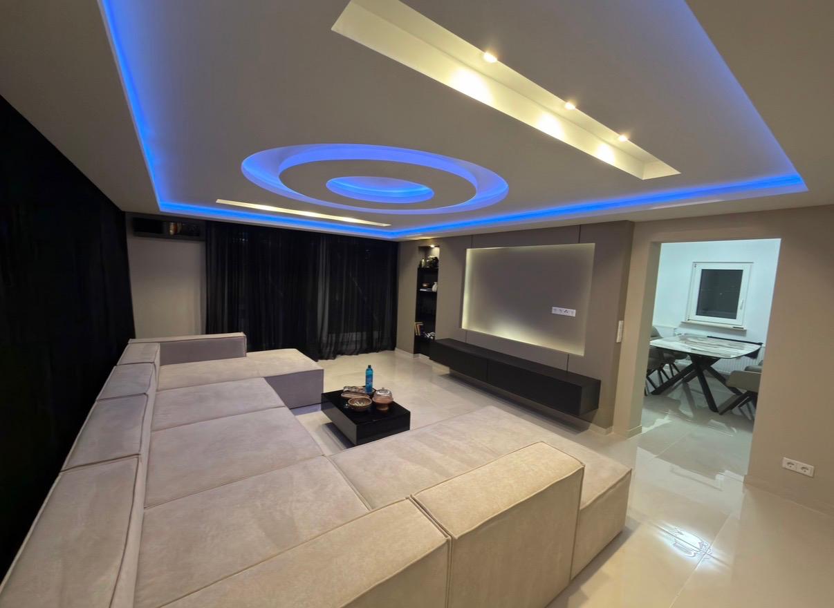 Wohnzimmer – warmes Licht, LED-Inszenierung