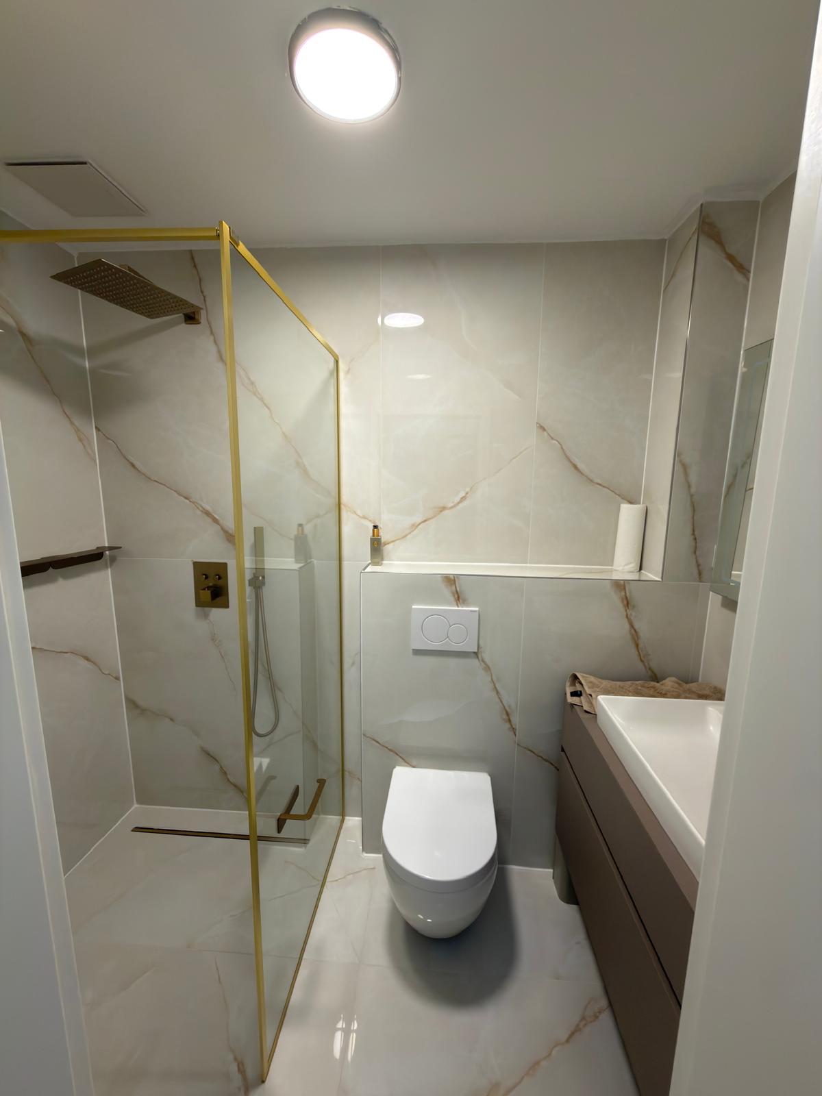 Bad – WC und Dusche, kompakte Anordnung